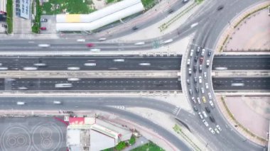 Dolambaçlı yolun yukarısındaki araç trafiği hızlandırılmış. İnsansız hava aracı üst görüntüsü. Toplu taşıma ya da banliyö hayatı kavramı. Döndürme