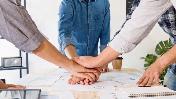 Grupp Unga Vuxna Asiatiska Affärsmän Hand Stapling Tillsammans Team Möte — Stockfoto