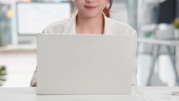年轻美丽的亚洲女人的画像 看着相机和微笑 用笔记本电脑在家里的办公室里 快乐的工作生活 小企业或网络技术的概念 向上倾斜 — 图库视频影像