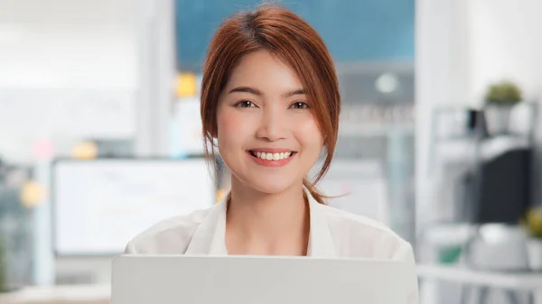 自宅のオフィスでラップトップコンピュータを使用して カメラと笑顔を見て若い美しいアジアの女性の肖像画 幸せな仕事生活 中小企業 インターネット技術の概念 — ストック写真