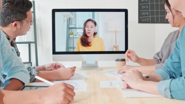 Groep Jonge Aziatische Zakenmensen Videoconferentie Met Collega Vrouw Afstandsbediening Vdo — Stockvideo