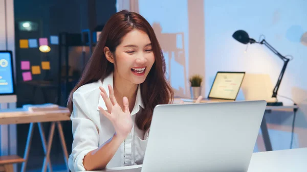 Joven Mujer Negocios Asiática Videollamada Utilizando Trabajo Computadora Portátil Hasta — Foto de Stock
