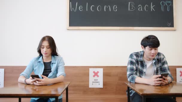 Jonge Aziatische Vrouw Bestellen Eten Van Serveerster Restaurant Met Behulp — Stockvideo