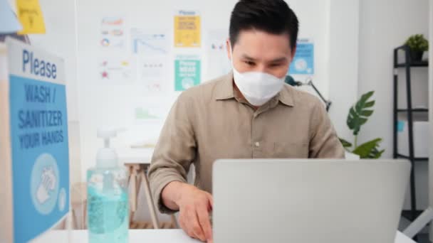 Aziatische Zakenmensen Dragen Gezichtsmasker Begroeting Met Elleboog Bump Wassen Hand — Stockvideo