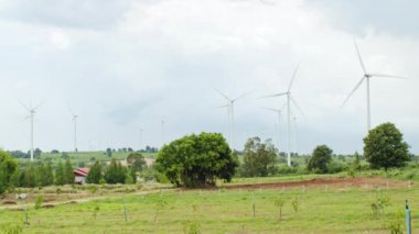 Rüzgar tarlasında bir grup rüzgar türbini. Elektrik üretim endüstrisi, sürdürülebilir temiz enerji, çevre koruma veya doğa enerji üretim kavramı