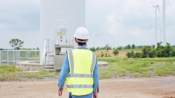 Ingeniero Asiático Trabajos Mantenimiento Central Eólica Turbina Eólica Segundo Plano — Vídeo de stock
