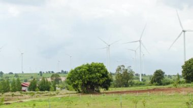 Rüzgar tarlasında bir grup rüzgar türbini. Elektrik üretim endüstrisi, sürdürülebilir temiz enerji, çevre koruma, ya da doğa enerji üretim konsepti. Uzaklaştır