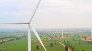 Rüzgâr türbinleri rüzgar çiftliği dağ sahasında, insansız hava aracı manzarası. Elektrik üretim endüstrisi, sürdürülebilir temiz enerji, çevre koruma veya doğa enerji üretim kavramı