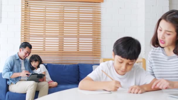 Los Padres Asiáticos Educan Sus Hijos Casa Madre Enseñar Hijo — Vídeos de Stock