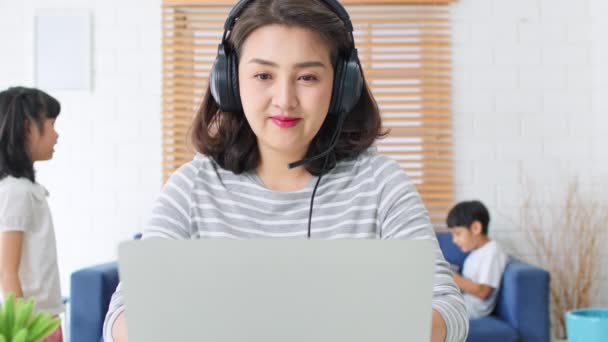 Une Jeune Mère Asiatique Travaille Maison Avec Des Enfants Qui — Video