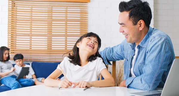 Rodzice Azjatyccy Wychowują Swoje Dzieci Domu Ojciec Uczy Córkę Korzystania — Zdjęcie stockowe