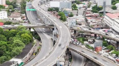 Bangkok, Tayland 'da otoyol kavşağındaki araç trafiğinde zaman aşımı. Toplu taşıma, banliyö yaşam tarzı, Asya şehir hayatı konsepti. Uzaklaştır o zaman, yüksek açı görünümü