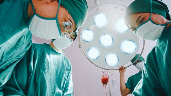 Grupo Médico Asiático Praticante Enfermeiro Realizando Operação Cirúrgica Sala Cirurgia — Fotografia de Stock