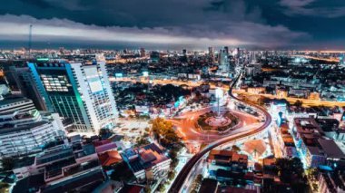 Gece vakti Bangkok, Tayland 'daki Zafer Anıtı kavşağında araba trafiğinin hızlandırılması. Asya şehir yaşamı, Asya seyahatleri, toplu taşıma, ya da banliyö yaşam tarzı konsepti
