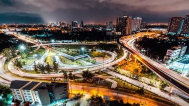 Gece vakti Bangkok kenti Tayland 'daki kavşakta araba trafiğinin hızlanması. Toplu taşıma, banliyö yaşam tarzı, Asya şehir hayatı konsepti. Yüksek açı görünümü yakınlaştır