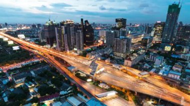 Otoyol ve gişe kapısındaki araba trafiği gün be gün hızlanıyor. İnşaat vinci olan şehir manzarası. Şehir taşımacılığı yaşam tarzı, Asya şehri hayatı. Yüksek açı görünümü