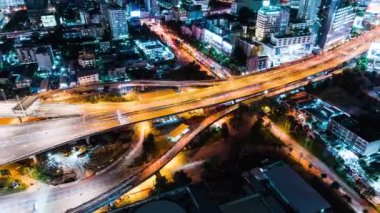 Otoban yolundaki araba trafiğinin zaman aşımı, gece geçiş kapısı. İnşaat vinci olan şehir manzarası. Şehir taşımacılığı, Asya şehir hayatı. Yüksek açı görünümü, yakınlaştır