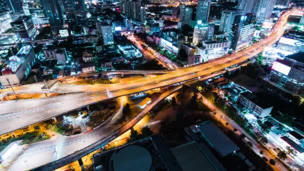 高速公路上汽车交通的时差 夜间收费站 城市景观与建筑起重机的建设 城市交通的生活方式 亚洲城市生活 高角度视图 — 图库视频影像