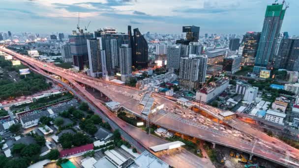 Пропуск Автотранспорту Автостраді Платні Ворота Ввечері Cityscape View Construction Crane — стокове відео