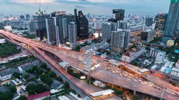 高速公路上汽车交通的时差 傍晚收费站 城市景观与建筑起重机的建设 城市交通的生活方式 亚洲城市生活 高角镜放大 — 图库视频影像