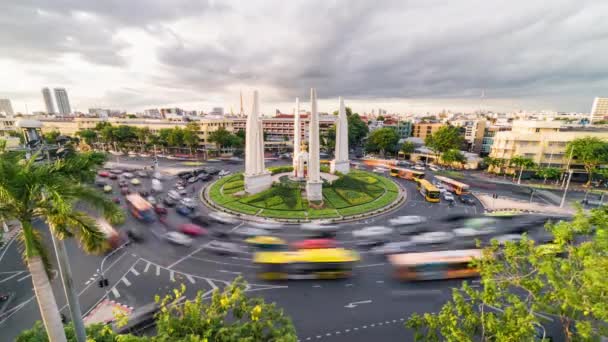 Upływ Czasu Transportu Samochodowego Rondzie Pomnika Demokracji Bangkoku Tajlandia Zachodzie — Wideo stockowe