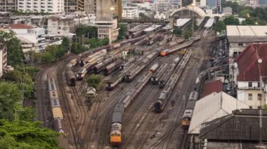 Tayland 'ın Bangkok şehrindeki Hua Lamphong tren istasyonunda eski trenler park halinde. Demiryolu taşıma konsepti. Yüksek açı görünümü