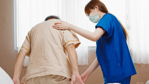 Female Asian Nurse Support Senior Male Patient Stand Walk Bed — Stock Photo, Image