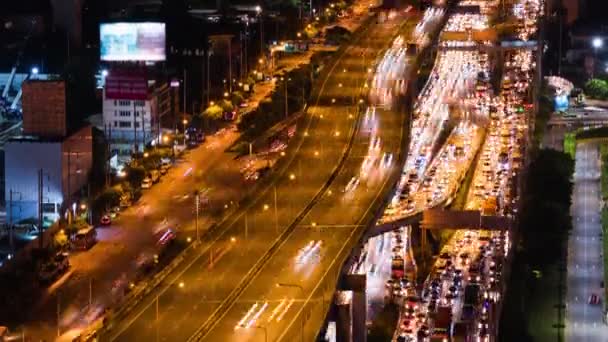 高架公路或高速公路上拥挤的车辆通行在夜间的时滞 城市交通的生活方式 亚洲城市生活 高角度城市景观 倾斜向下 — 图库视频影像