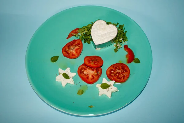 Panela Peynirli Salata Kalp Şeklinde Brie Peyniri Domates Tekerleği Albhaka — Stok fotoğraf