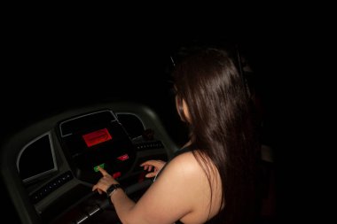 Kadın eli, fiziksel sağlığı korumak için Mexico City 'de koşu bandında yürümeye başlıyor.