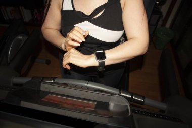 İşaret parmağıyla bastıran kadın, Mexico City 'deki koşu bandında antrenman yapmak için koşu bandını ayarlayan yeni gerçekliğin başlangıcı oldu.