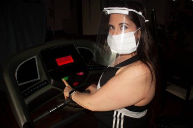 İşaret parmağıyla bastıran kadın, Mexico City 'deki koşu bandında antrenman yapmak için koşu bandını ayarlayan yeni gerçekliğin başlangıcı oldu.