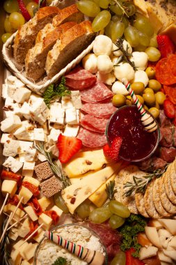 Manchego peyniri, Oaxaca peyniri, ceviz ve yabanmersinli botanero, kurabiye ve reçel gibi süt ürünleri ile hazırlanmış gurme peynir panosu, Meksika 'da yeni yılı ya da Noel' i kutlamak için ideal.