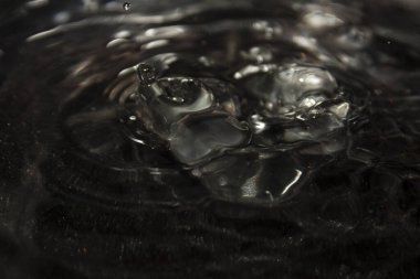 Sıvı yüzeye, Mexico City 'deki olay yerinde insanlar olmadan giren donmuş su damlası.