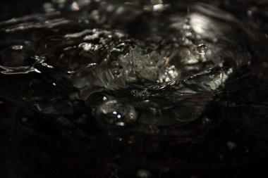 Donmuş su küreleri yavaşça derin bir sıvı girdabın içine düşüyor ve olay yerinde kimse yok.