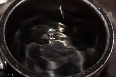 Meksika 'da sıvı bir yüzeyle temas ettiğinde etrafta insanlar olmadan patlayan küre.