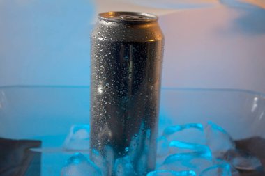 Meksika 'da mavi buzun içinde duran buz damlacıklarıyla çevrili gümüş kutular. Olay yerinde kimse yoktu.