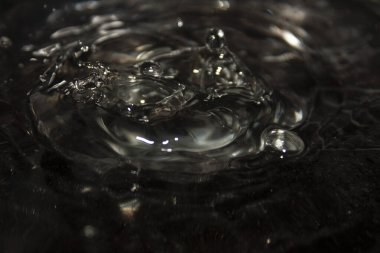 Donmuş su sıçraması ve sütun damlaları Meksika 'da girdap gibi bir sudan çıkarken olay yerinde kimse yoktu.