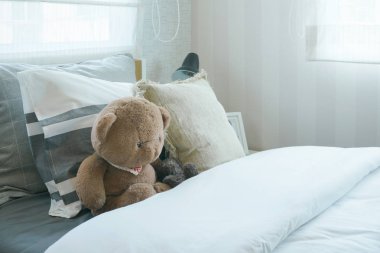 Kahverengi ayıcık yatakta çocuk yatak odasında