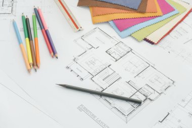 Mimari malzeme örnek ile çalışma masası üzerinde çizim