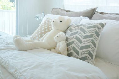 Çocuk yatak odası ile yatak yumuşak oyuncak ayı