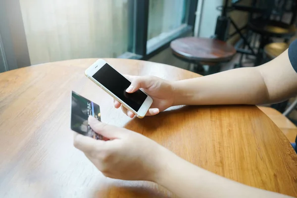 Hand Van Vrouw Gebruik Van Smartphone Voor Mobiele Transactie Online — Stockfoto