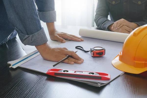 Arquitetos Engenheiro Discutindo Sobre Mesa Trabalho Com Plantas Ferramentas Construção — Fotografia de Stock