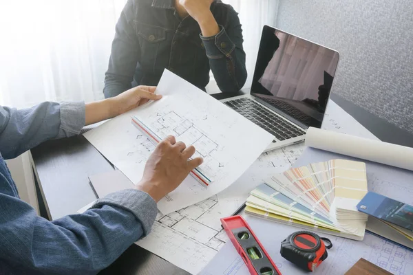 Építész Mérnök Megvitatására Munkaasztal Blueprint Építőipari Eszközök Fából Készült Asztal — Stock Fotó