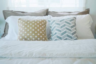 Sarı ve yeşil yastık yatak pastel iç yatak odasında