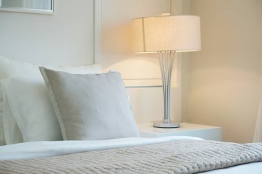 Bej renk düzeni ile beyaz okuma lambası modern yatak odası yatak takımları