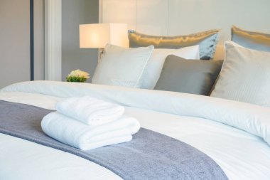 Yatakta modern iç yatak odasında temiz havlu