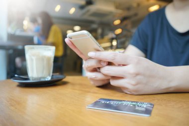 Smartphone için mobil hareket kullanarak veya online alışveriş kadın eli. (fintech, finans ve teknoloji kavramı)