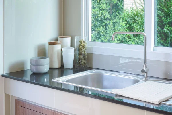 Saubere Küchenspüle Mit Weißem Keramikgeschirr Auf Der Arbeitsplatte — Stockfoto