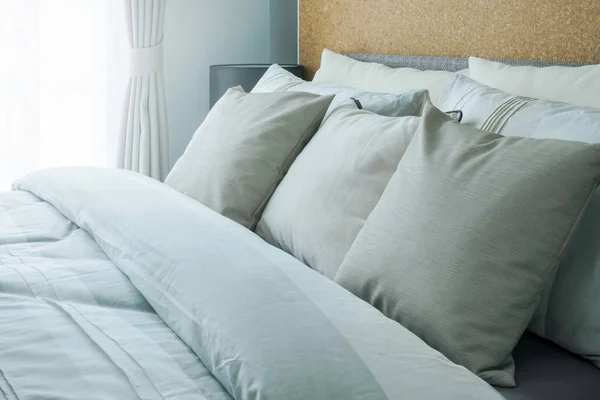 Closeup Beige Kussens Comfortabele Bed Thuis — Stockfoto